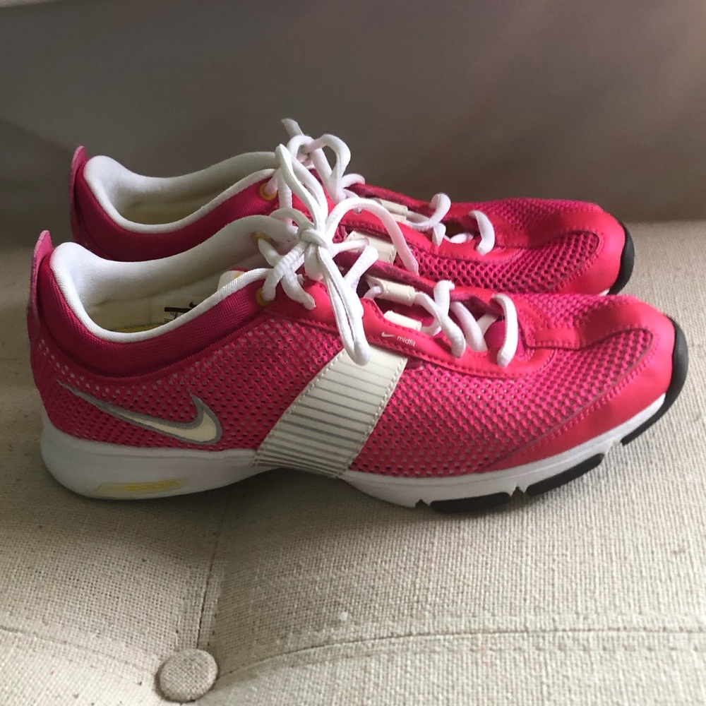 Nike women’s size 7 pink sneakers.
